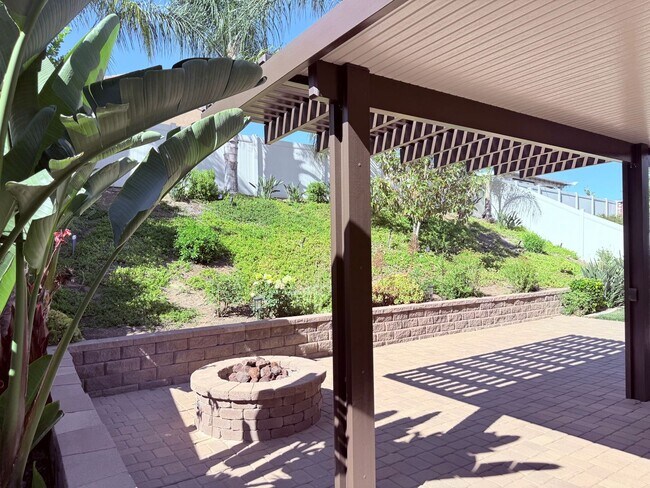 Foto del edificio - Single Story 4 Bedroom Solar home for rent