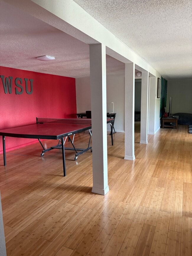 Building Photo - 1630 NE Upper Dr