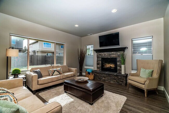 Foto del edificio - Gorgeous home in SE Bend with pool access ...