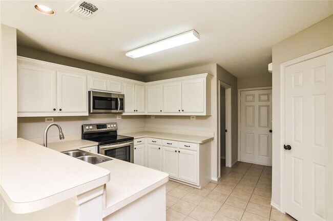 Building Photo - 2207 Brookview Dr