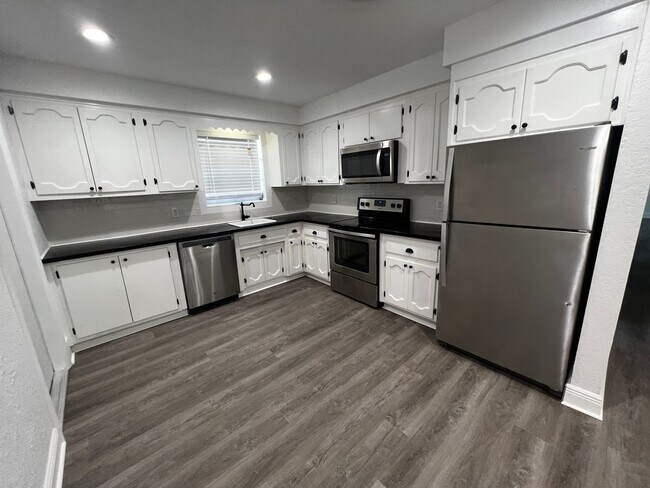 Building Photo - Beautiful Hollywood Home