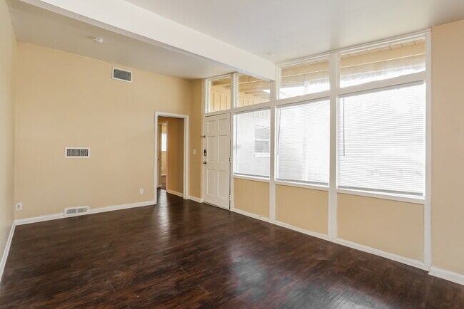 Foto del edificio - 7004 Bernay Ave