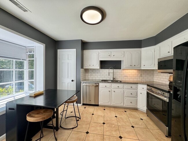 Building Photo - Fully Furnished 2 BR Townhouse in Chapel Hill – Utilities Included!