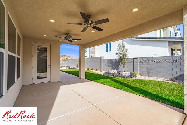 Foto del edificio - 7 Bedroom Home with 5 Car Garage