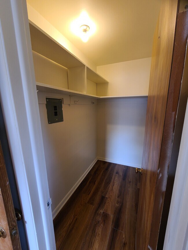 Building Photo - Burton 6-Plex