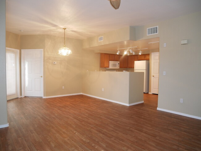 Building Photo - Great 2 Bedroom Condo in Gated Community. ...