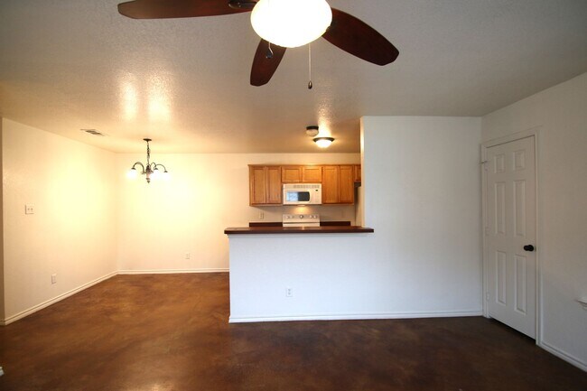 Foto del edificio - 8024-8026 W Elizabeth Ln