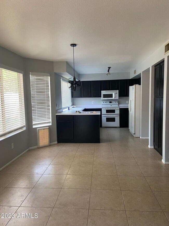 Foto del edificio - 4 BEDROOM WITH POOL!