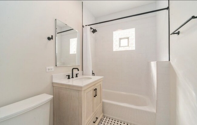 Foto del edificio - 4143 N McVicker Ave