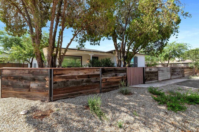 Foto del edificio - 5143 E Oak St