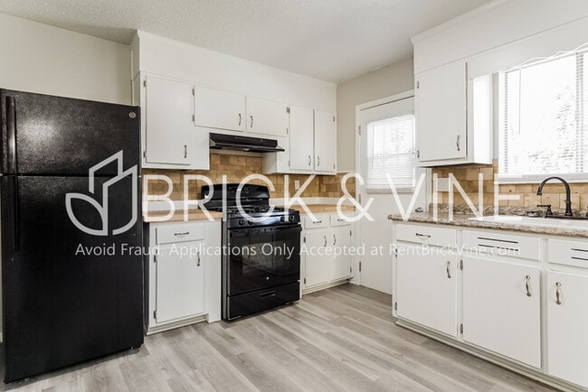 Building Photo - 624 Old Pine Rd