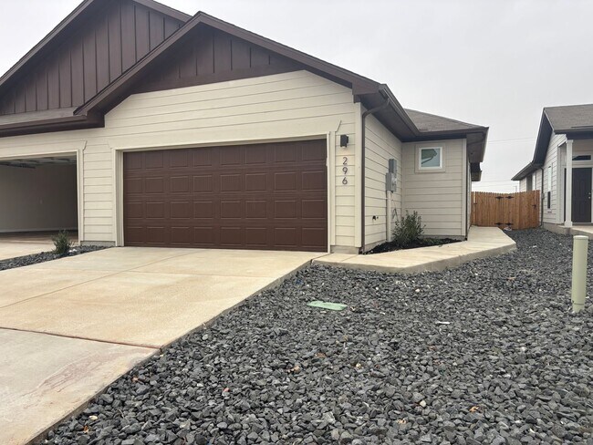 Foto del edificio - Want luxury living in the Far West ...Look no further...Amanda Park is it