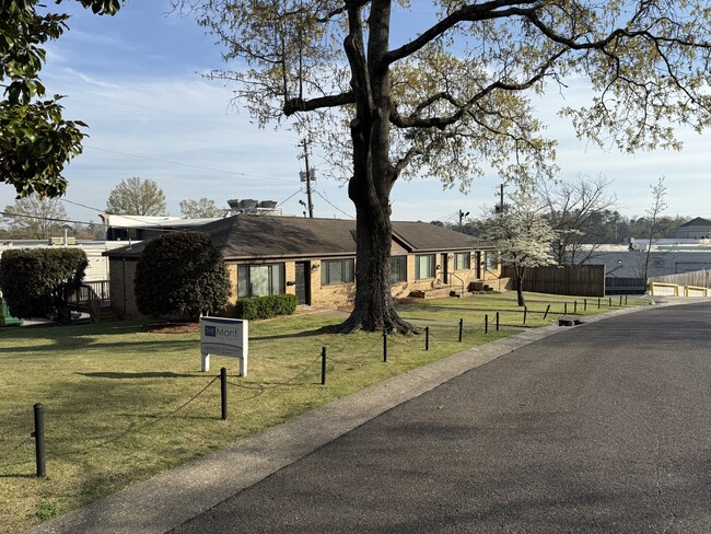 Building Photo - 1865 Montclaire Ln