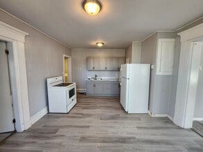 Building Photo - 918 Main St