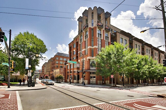 Edificio con vista a la calle - Piedmont Pad Apartments