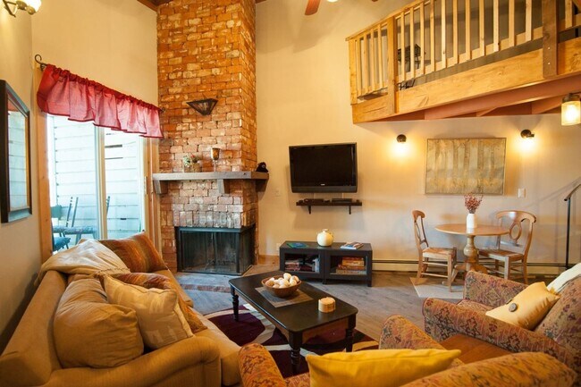 Building Photo - Long Term Rental- Treehouse Condos 302C