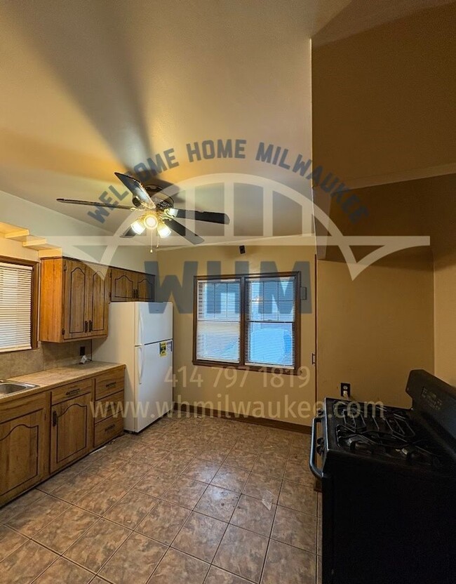 Building Photo - Apply Now! Lovely 2 Bedroom Lower Unit in ...