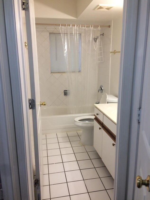 Foto principal - Updated 2 Bed 2 Bath near Ohare Airport