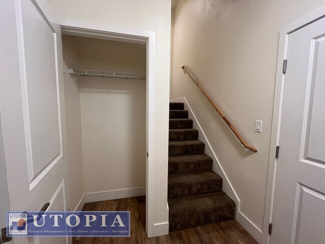 Foto del edificio - Spacious and Modern 3-bedroom, 3.5 bathroo...