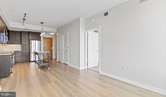 Foto del edificio - 8300 Wisconsin Ave