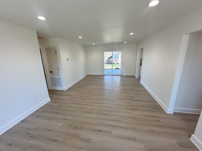 Building Photo - 169 Wildflower Dr