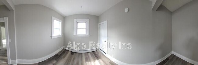 Building Photo - 133 Winifred St W