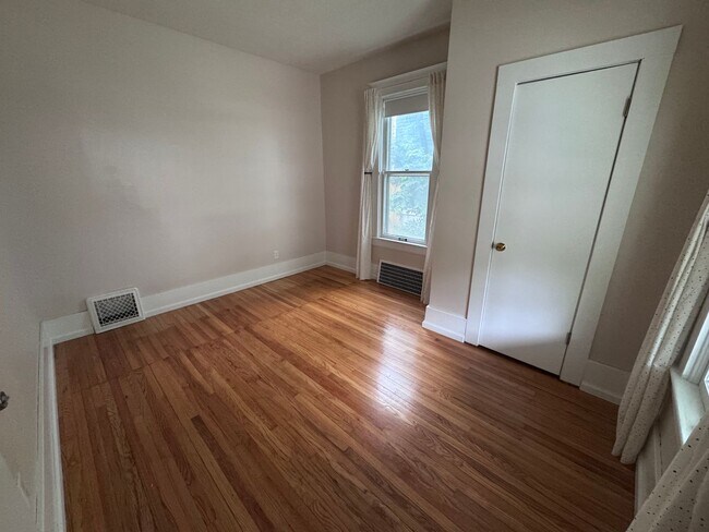 Foto del edificio - Charming Updated 4 Bedroom in East Council...