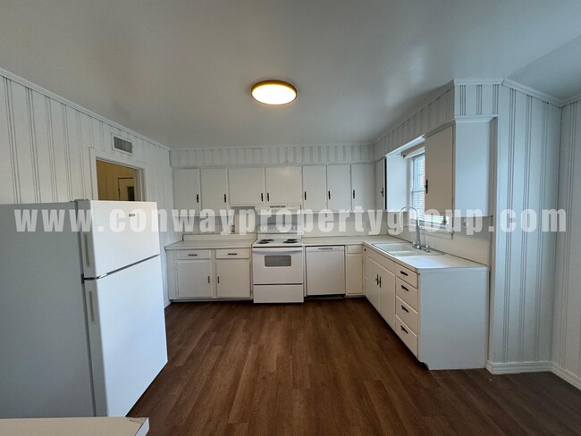 Building Photo - 718 S Donaghey Ave