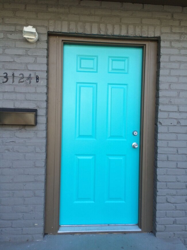 Building Photo - Upper corner unit 1 bed on Belmont, granite, hardwoods, off street parking!