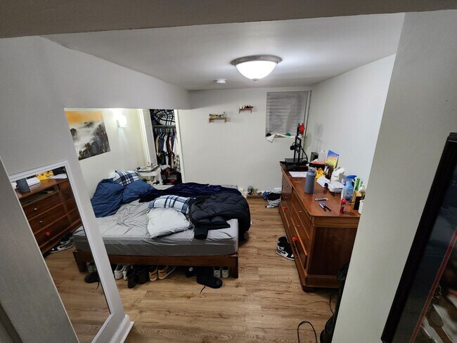 Building Photo - 3 bed 1 bath apartment steps away from the...