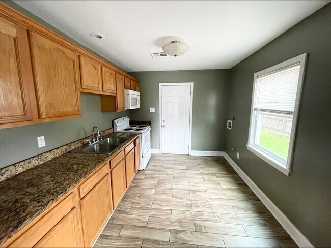 Foto del edificio - Cute two bedroom one bath with fenced yard...