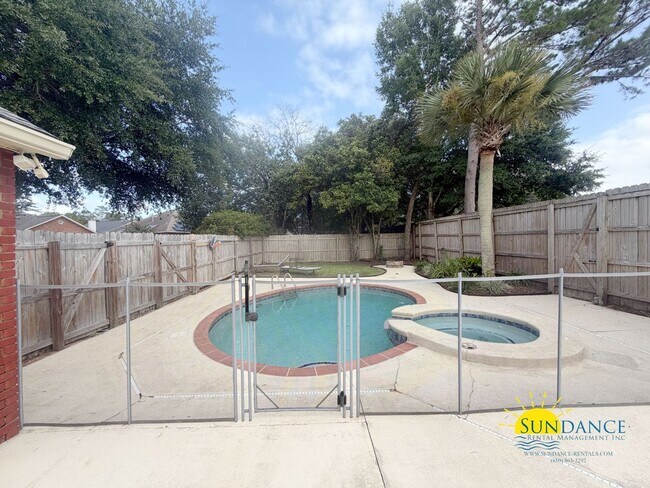 Foto del edificio - Spacious 5-Bedroom Home with Heated Pool & Hot Tub in Niceville!