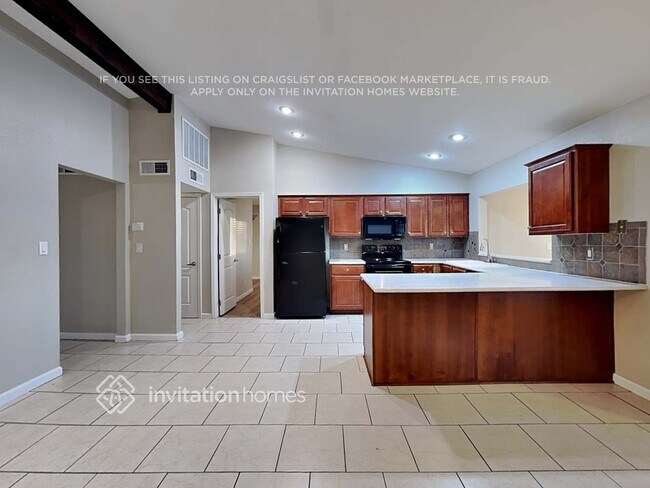 Building Photo - 2412 S Cottonwood Dr