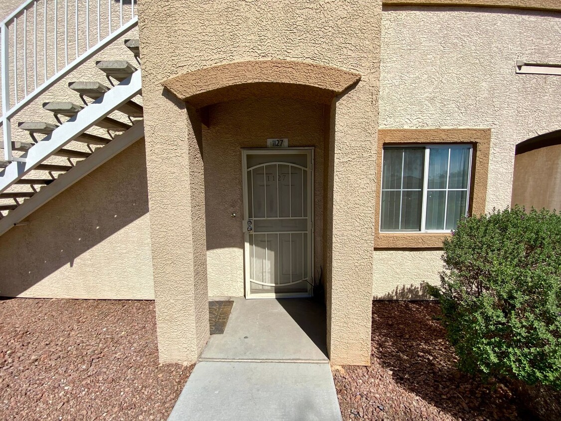Foto principal - 3/BD 2/BA First-Floor Condo in Gated Commu...