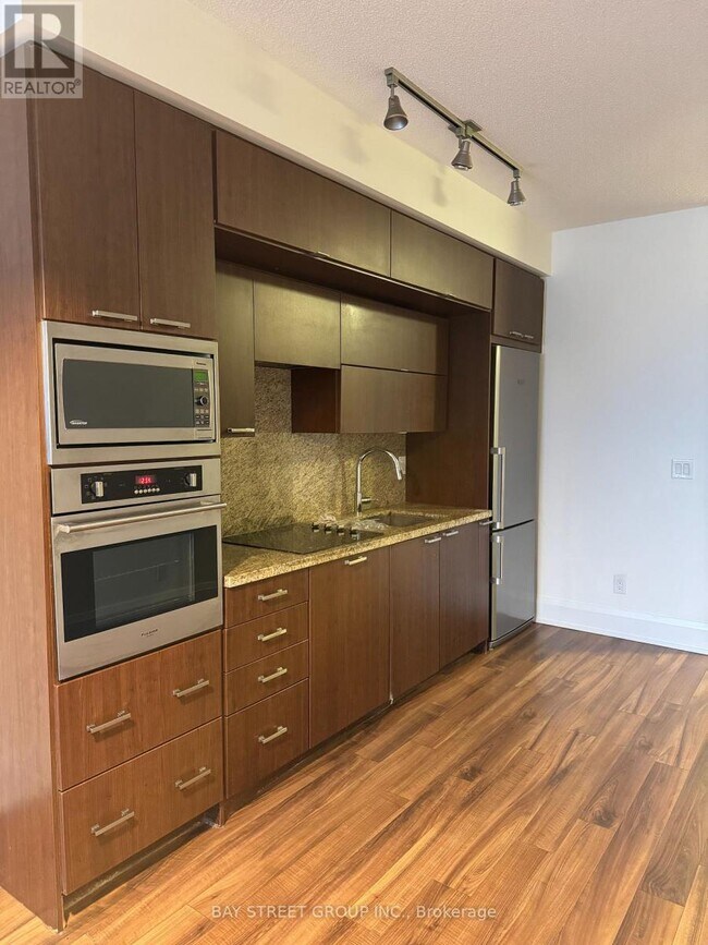 Photo du bâtiment - 120 Harrison Garden Blvd