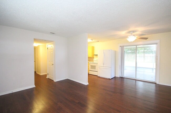 Building Photo - Modern Comfort in a Prime Location – 3-Bed...