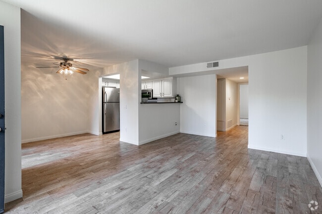 2 habitaciones, 2 baños, 880 pies cuadrados, sala de estar - Madison Newport Apartment Homes