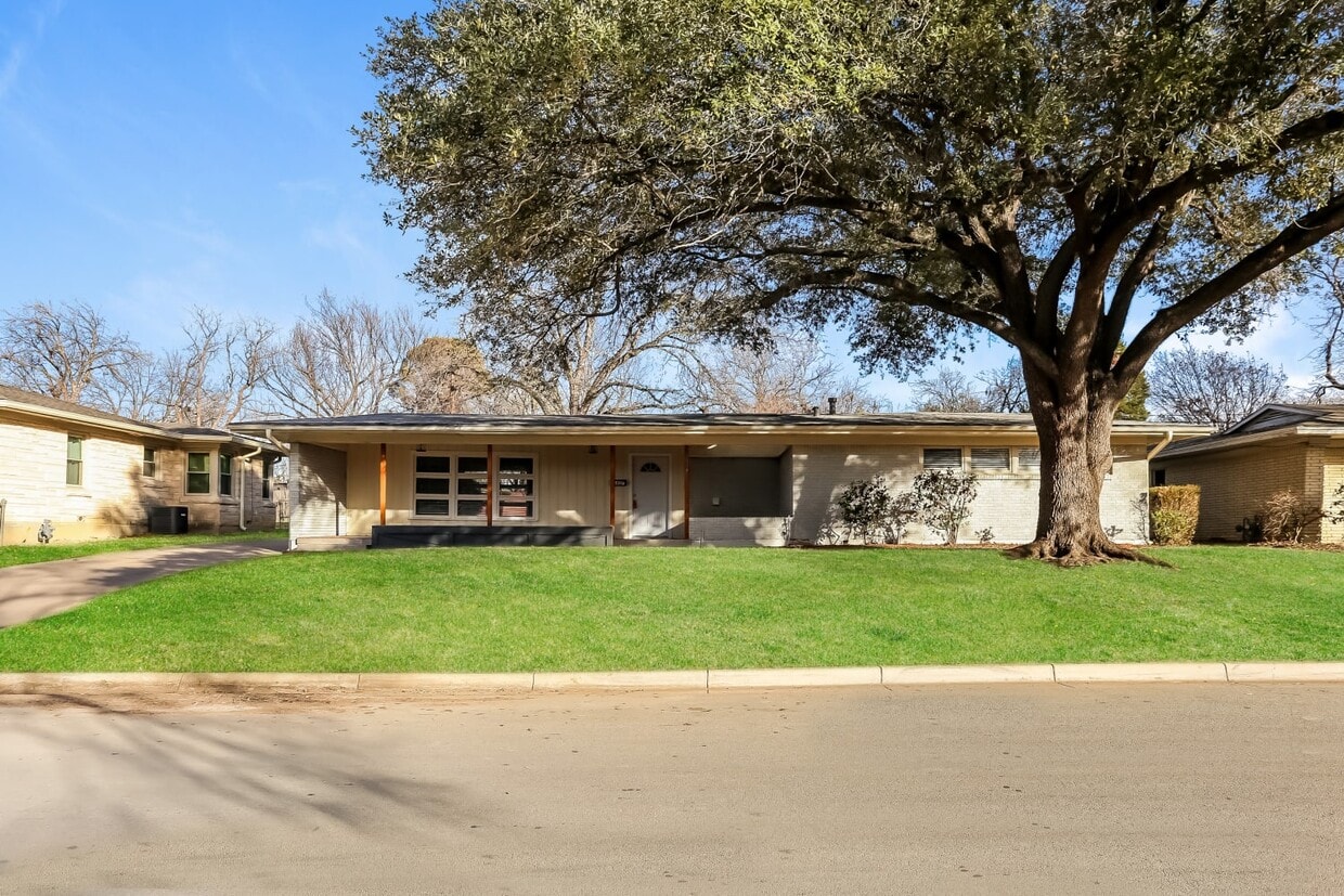 Primary Photo - 4837 S Ridge S