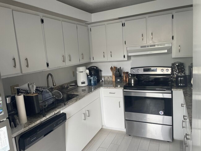 Building Photo - 2228 White Pine Cir