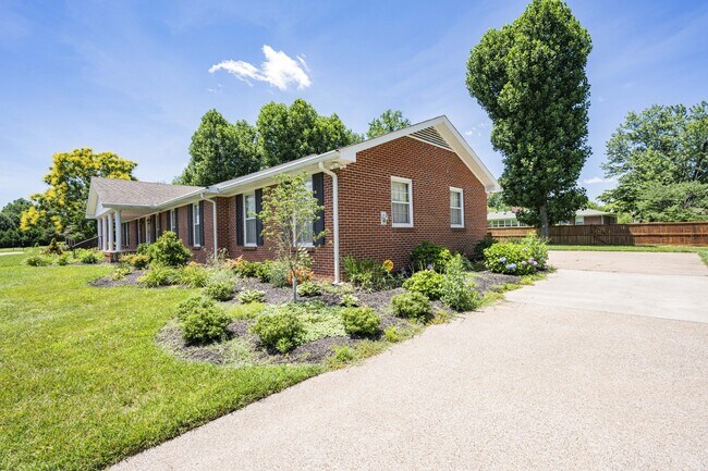 Foto del edificio - 723 N Rutherford Blvd