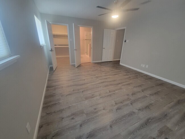 Dormitorio principal / Vestidor / Baño privado - 3700 83rd St