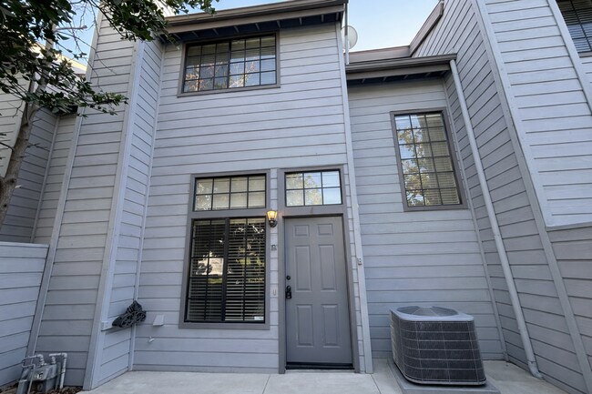 Foto del edificio - Dual-Suite Condo with Direct-Access Garage & Prime Location