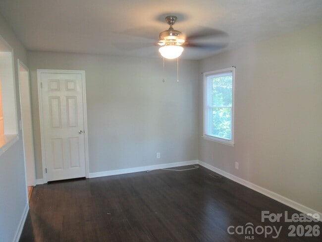 Building Photo - 208 Crescent Ct