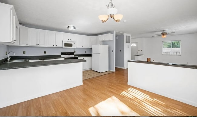 Building Photo - 4015 Seymour Ln
