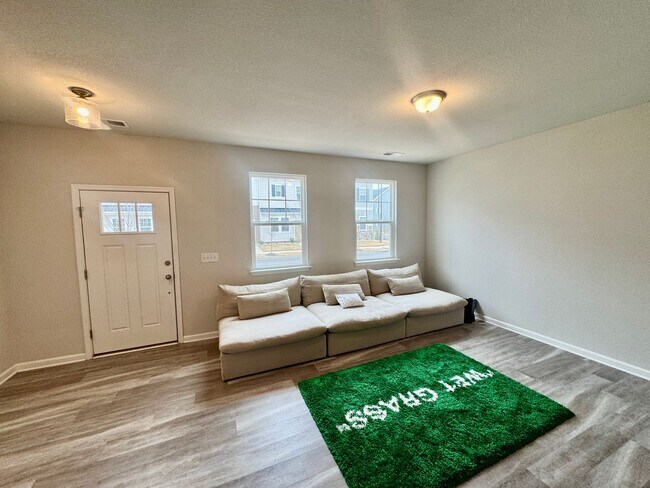 Foto del edificio - Spacious 3 Bedroom Townhouse