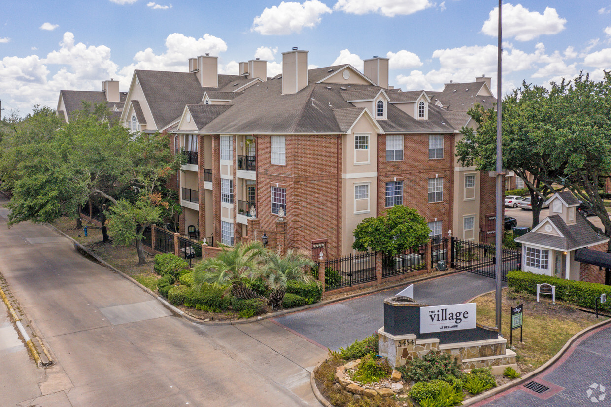 Primary Photo - The Village at Bellaire Apartments