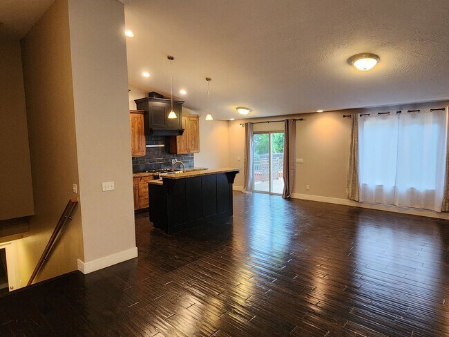 Building Photo - Remodeled 5 Bd Home in Midvale