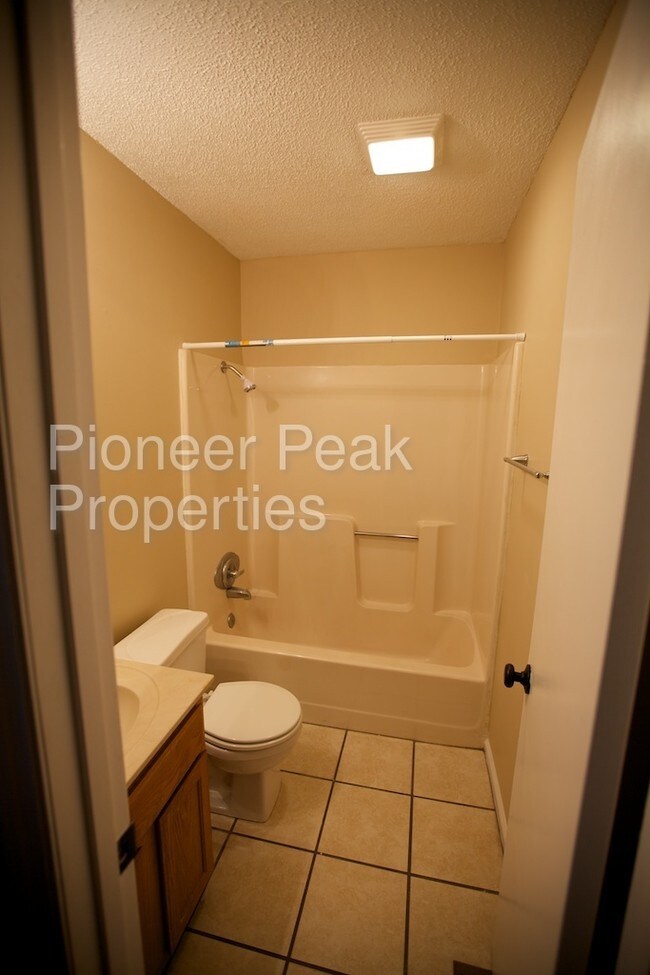 Building Photo - 431 Barnhardt Cir
