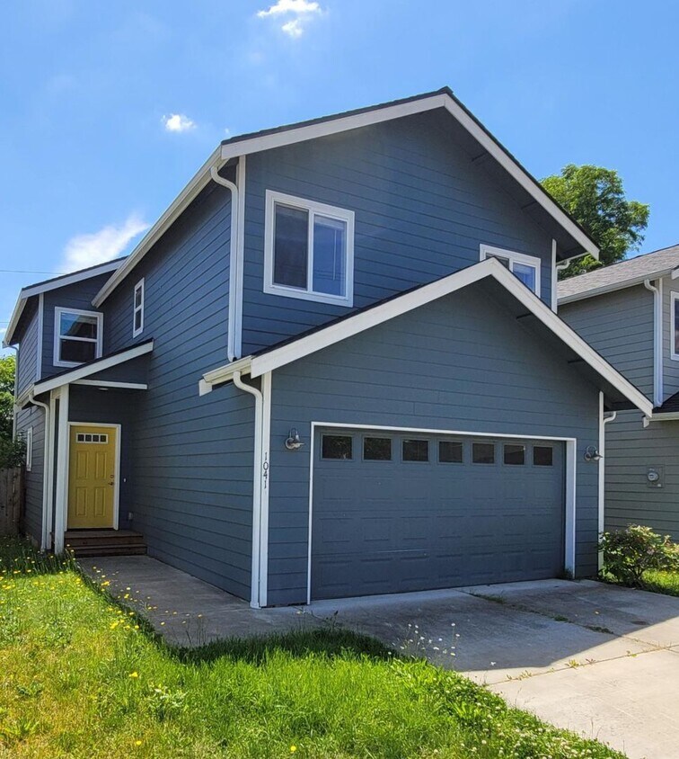 Foto principal - 3 Bedroom Home in Convenient Bremerton Loc...