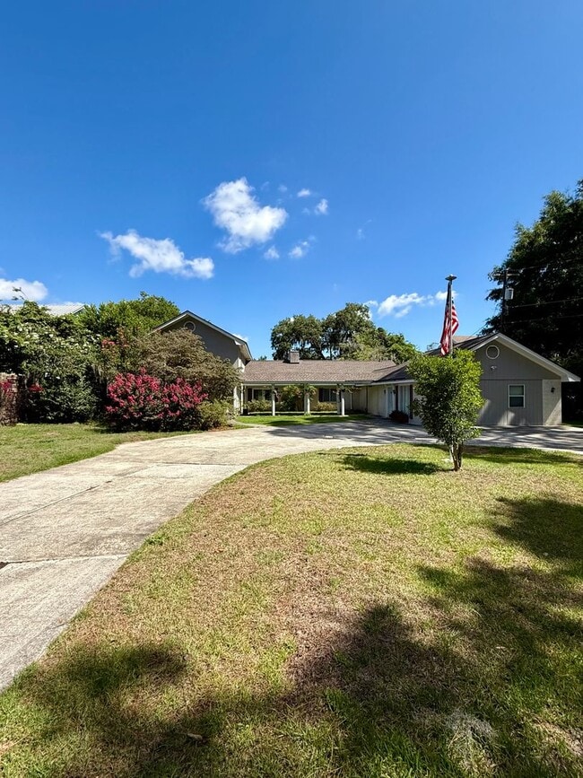 Building Photo - 807 Betz Creek Rd